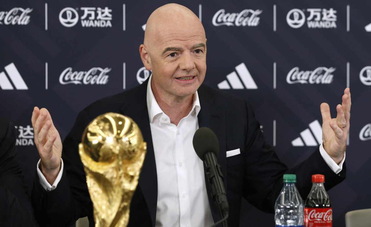 Gianni Infantino con la Coppa del Mondo